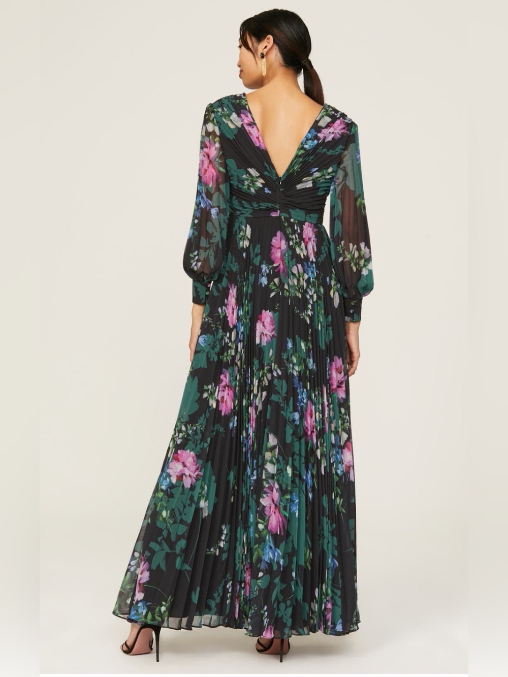 Badgley Mischka~Black Floral V-Neck Pleated Gown~Size 4~$915~ - Picture 2 of 8